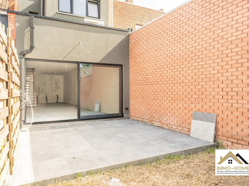 Deze structureel gerenoveerde woning wacht nog enkel op je persoonlijke afwerking ... een buitenkans dus voor wie op zoek is naar een energiezuinige w