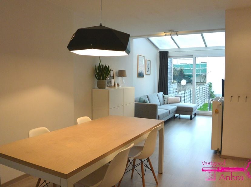 * Volledig gerenoveerd gelijkvloers appartement met 2 slaapkamers en tuin<br />
* Gelegen in het centrum van Kortrijk<br />
* Geen huisdieren<br />
*