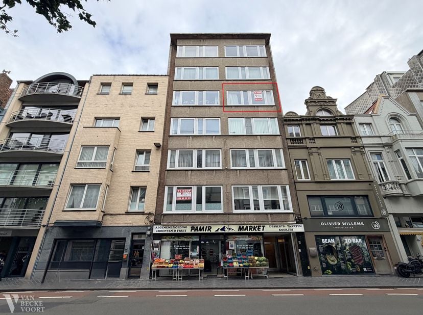 Dit 1-slaapkamerappartement op de 4de verdieping van 71m² ligt op wandelafstand van de Zeedijk en het centrum van Oostende - door de locatie ligt het