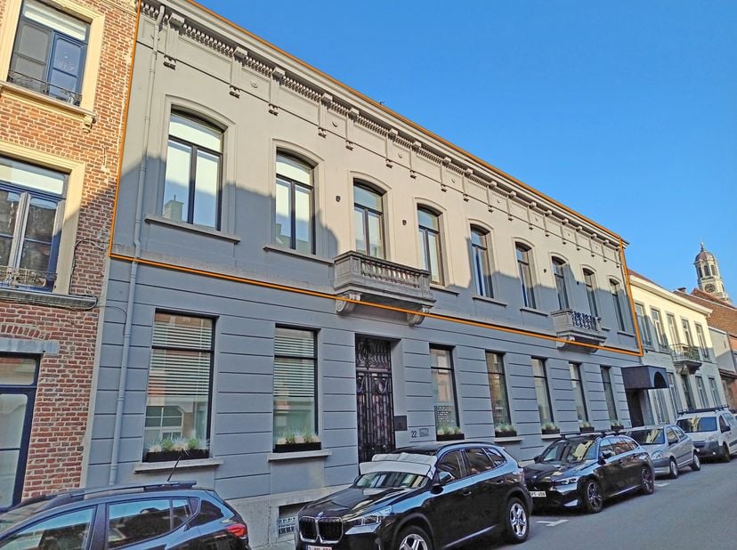 Dit karaktervolle appartement is gelegen in een voormalige notarissenwoning en bevindt zich op de bovenste verdieping, bereikbaar via een private trap