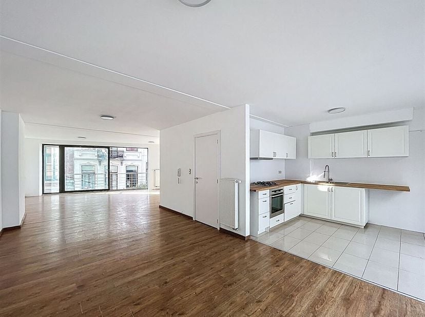 Brussel - Centrum - In een goed onderhouden gebouw - Licht duplex appartement met een oppervlakte van ongeveer 130 m² - Bestaande uit: ruime woonkamer