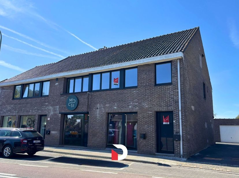 Een lichtrijk en modern volledig gerenoveerd appartement op de eerste verdieping in Beernem met private inkom. Het appartement is bereikbaar via een t