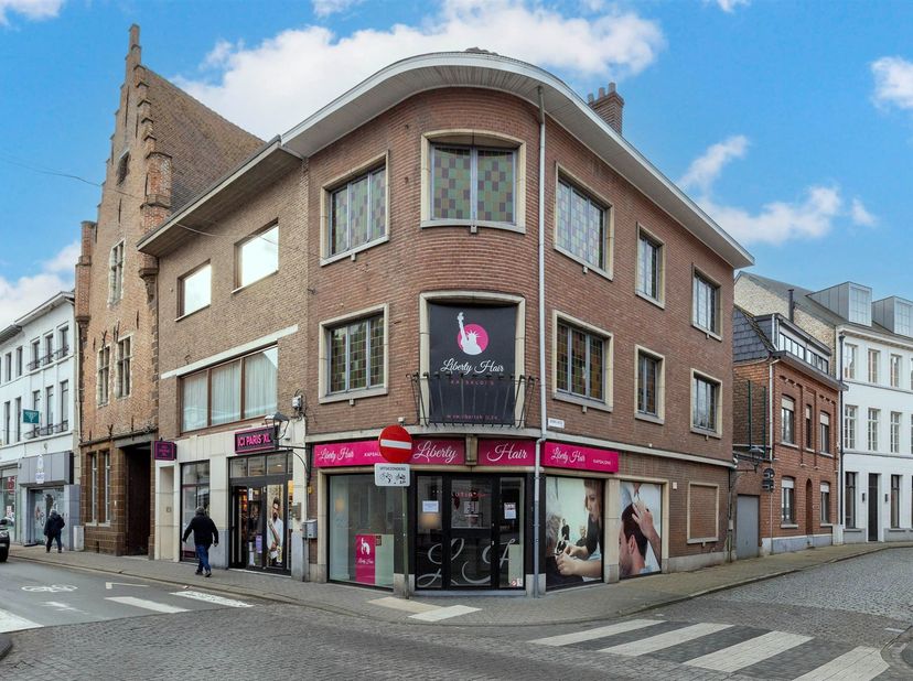 Handelspand met woonst gelegen op een toplocatie in Diest.<br />
<br />
Ligging: Dit handelspand is gelegen pal in het centrum van Diest.<br />
<br