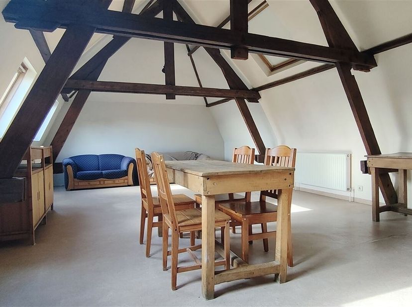 Bel appartement situé au deuxième étage d'un immeuble sans ascenseur ( escalier en colimaçon ) à proximité de l'intra-muros.<br />
On y retrouve : un