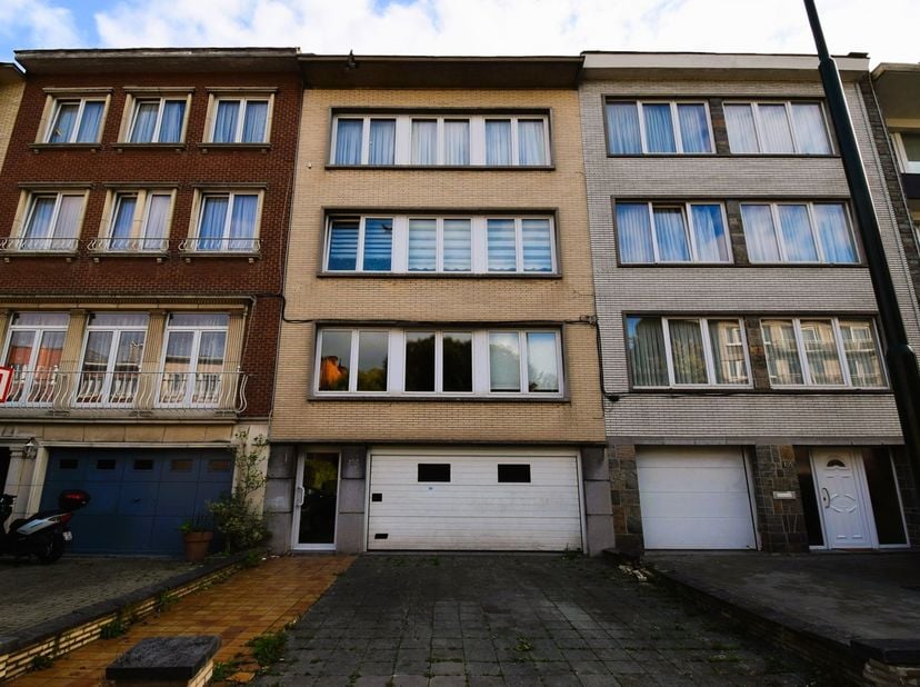 Edouard Bénèslaan 157 , nabij de Basiliek: Mooi en ruim appartement van 95 m² met 2 slaapkamers , terras en kelder  gelegen op de 2de verdieping van e