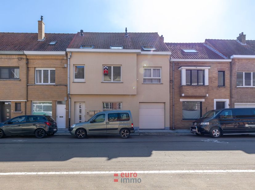 Zéér ruim, onbemeubeld duplex-appartement met 3 slaapkamers te huur in het centrum van Nieuwpoort-Stad. Ideaal als vaste woonplaats of als uitvalsbasi