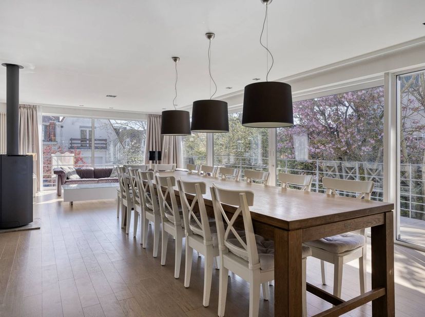 In hartje Koksijde-Bad, op wandelafstand van winkels, horeca, het openbaar vervoer en de zee vinden we deze instapklare woning te koop. De woning werd