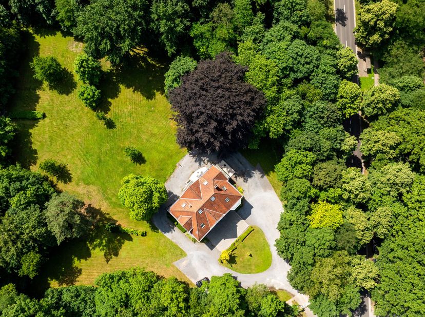 Deze statige karaktervolle en kwalitatieve villa uit 1931, gelegen op een exclusief groen perceel van 10125m² in Genk. Oorspronkelijk gebouwd in het t