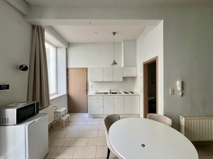 STUDENTENSTUDIO. Midden in de oude stadskern ligt deze instapklare studentenstudio. De studio maakt deel uit van een kleine residentie en is gelegen o