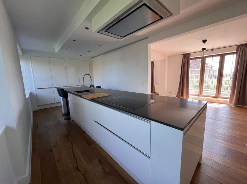 Instapklaar duplexappartement met 2 slaapkamers en 2 autostaanplaatsen in Herk-de-Stad.Voor meer informatie ga naar: https://www.era.be/nl/te-huur/her