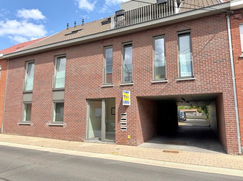 Appartement gelegen op de 2de verdieping met inkom, living, keuken, badkamer, apart toilet, berging, 2 slaapkamers en een balkon. Appartement voorzien