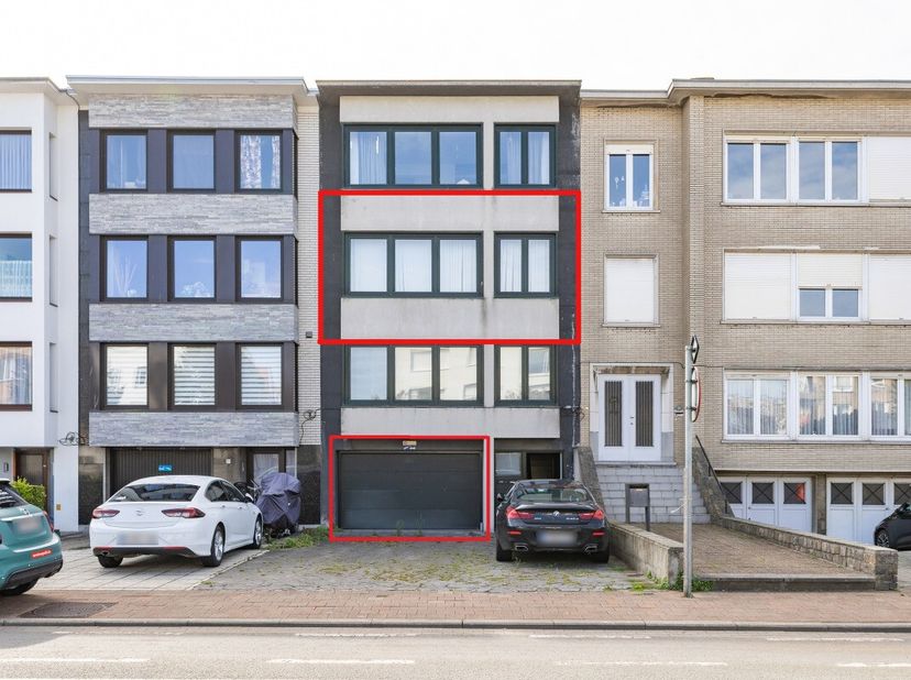 Blankenberge: Verhuurd appartement met 2 slaapkamers, terras en garage (inclusief) te koop in het centrum. Op de 2e verdieping van deze kleinschalige