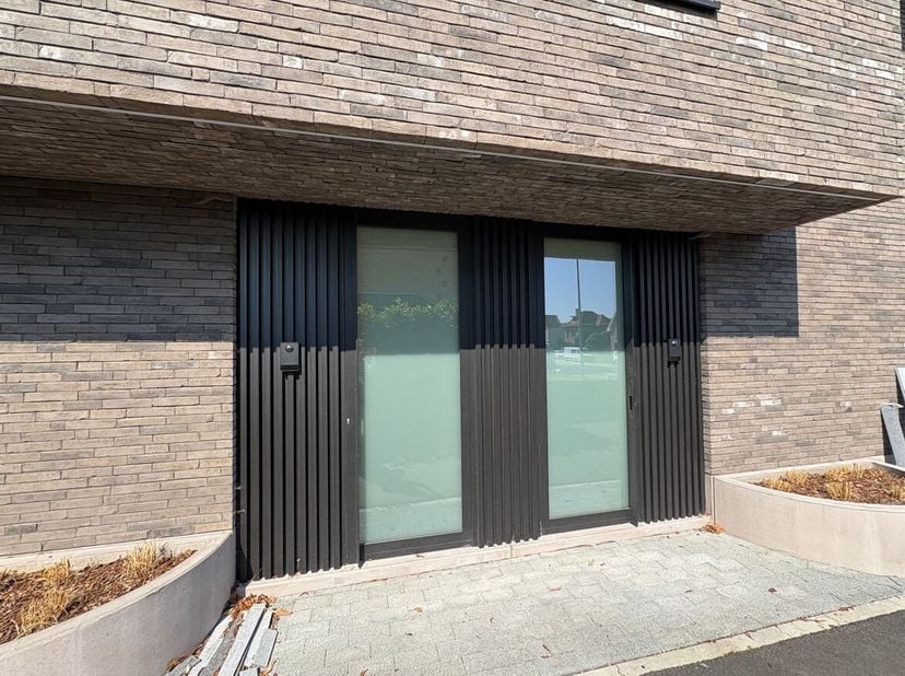 Appartement duplex neuf de 3 chambres avec terrasse au coeur de Melsele<br />
Situation : Cet appartement duplex neuf est situé sur la « Grote Baan »