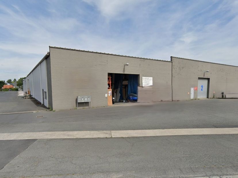 Magazijn 1.125m² met klein kantoor en laadkade te huur