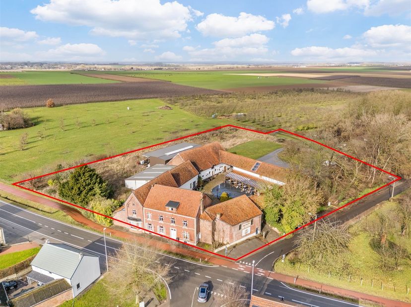 Grand site d'investissement sur un terrain de 99a56ca à Kerkom (Saint-Trond), composé d'une ferme carrée caractéristique datant de 1878 avec un volume