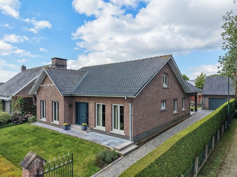 Deze kwalitatieve woning uit 1973 werd door de jaren heen met de grootste zorg en liefde onderhouden, wat meteen voelbaar is bij het binnenstappen. Da