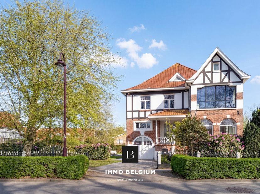 Prachtige, iconische cottagevilla uit het interbellum, gelegen in het hart van de Concessiewijk in het pittoreske De Haan. Deze karaktervolle villa be