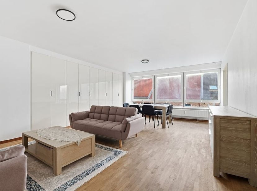 In het hartje van Sint-Truiden vinden we dit knap appartement terug. We bevinden ons hier op een toplocatie met al de nodige faciliteiten binnen handb