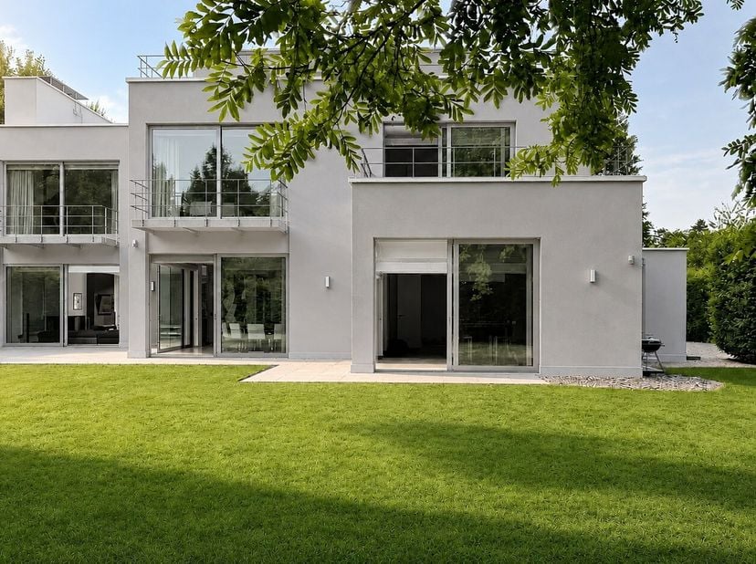 In de prestigieuze wijk Prins van Oranje biedt deze hedendaagse residentie, ontworpen door de gerenommeerde architect Marc Corbiau, een royale oppervl