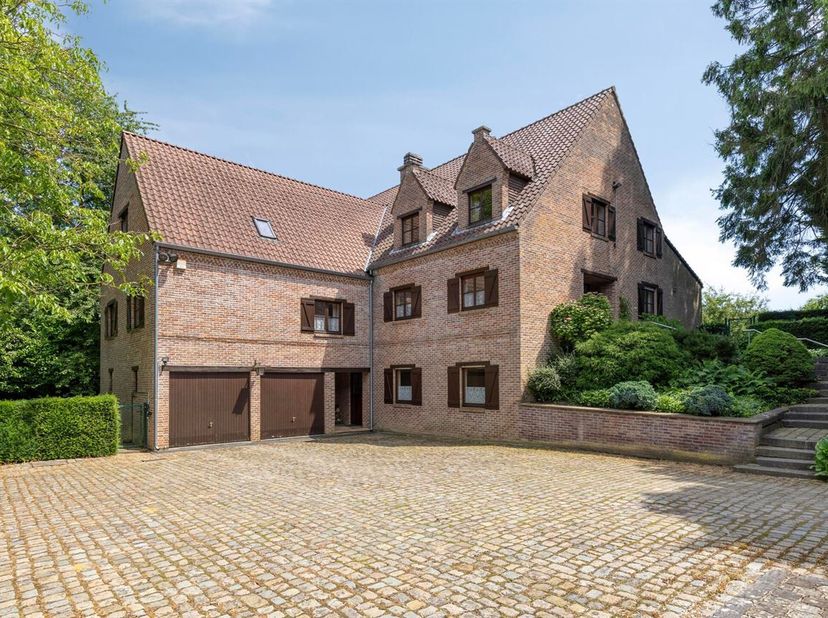 Uitzonderlijke villa op een achtergelegen perceel van ±  7.500 m² met een kantoorvleugel en verzicht overheen de groene velden op een toplocatie te Ov