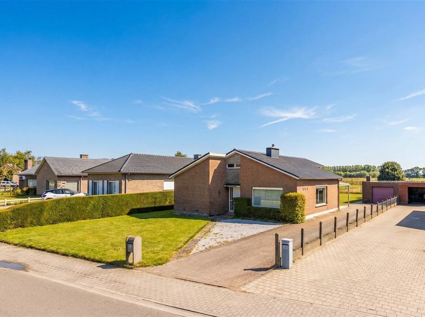Welkom in deze charmante bungalow te Ertbrugstraat Schellebelle, op een mooi en ruim perceel met een open, landelijk uitzicht achteraan. Dankzij de ru