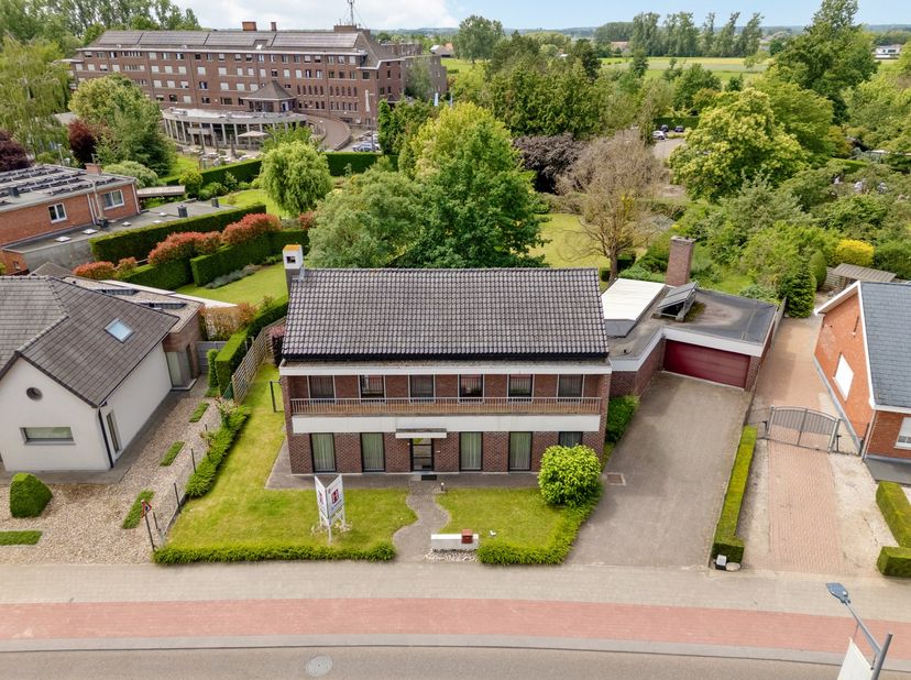 Op een absolute topligging aan de Dokter Vanweddingenlaan bevindt zich deze statige en bijzonder degelijke woning, gelegen op een riant perceel van ma