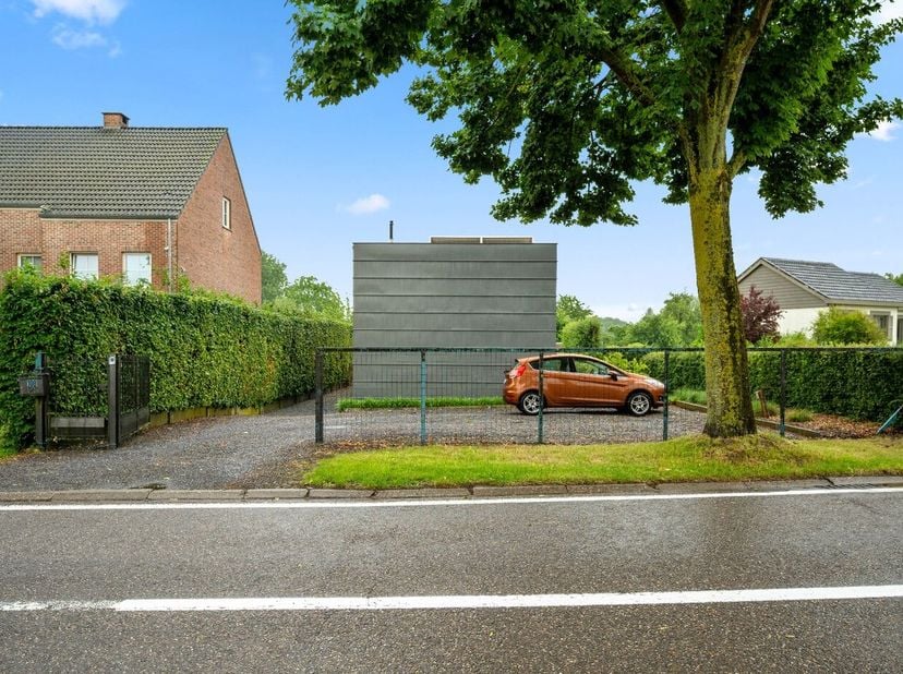 Op zoek naar een instapklare, energiezuinige woning met een unieke uitstraling? Deze moderne open bebouwing uit 2010, gelegen in het rustige Eliksem (