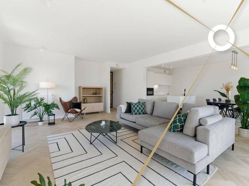 Ontdek dit schitterend ingerichte appartement van 123 m² met een zuidgericht terras van 19 m².  In dit appartement hebben ze gekozen voor warme accent