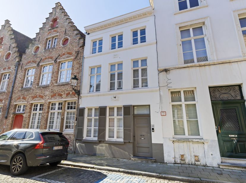 Cette maison a été entièrement rénovée en 2011 avec le souci du détail, en utilisant des matériaux durables et de haute qualité. La maison dispose de