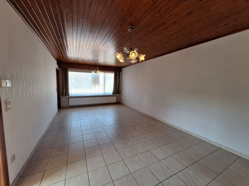 Deze half open bebouwing te Hechtel bestaat uit een inkomhal, living, keuken, toilet, badkamer, 2 slaapkamers en een tuin met terras.<br />
<br />
Er