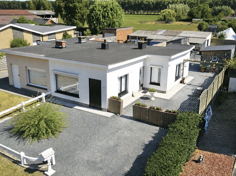 Op een uiterst landelijke en rustige ligging in Adegem bevindt zich deze charmante halfopen woning op een perceel van 419 m². Een interessante eigendo