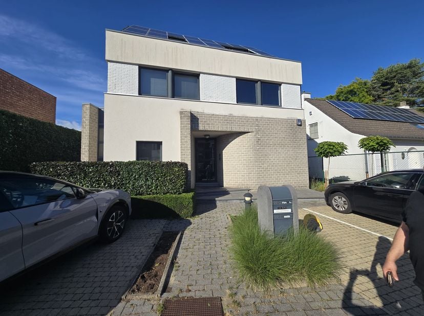 Instapklare eigendom met loftkarakter en uitzonderlijk potentieel in hartje Berlaar.<br />
Bent u op zoek naar een ruime, instapklare woning met karak