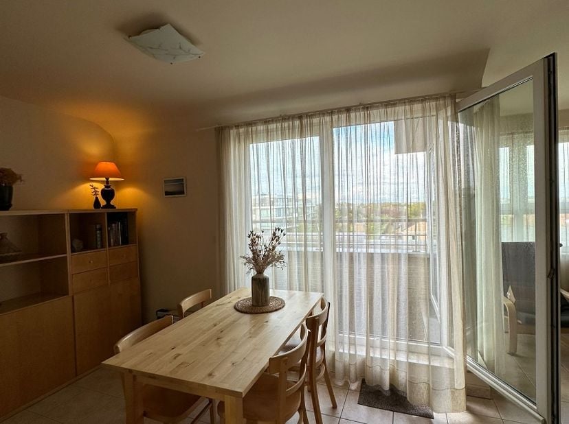Dit gezellige dakappartement verrast met een praktische indeling,veel natuurlijk licht en een warme, huiselijke sfeer.<br />
<br />
Bij binnenkomst vo