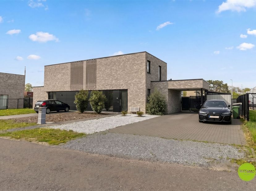Bienvenue dans cette maison familiale moderne à Hasselt, un véritable bijou pour ceux qui recherchent le confort et le style. Cette belle maison combi