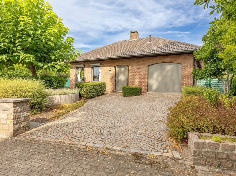 In een gegeerde, groene wijk van Kapellen vindt u deze ruime villa op een prachtig perceel van 1.650 m². De woning omvat een leefruimte van 37 m², een
