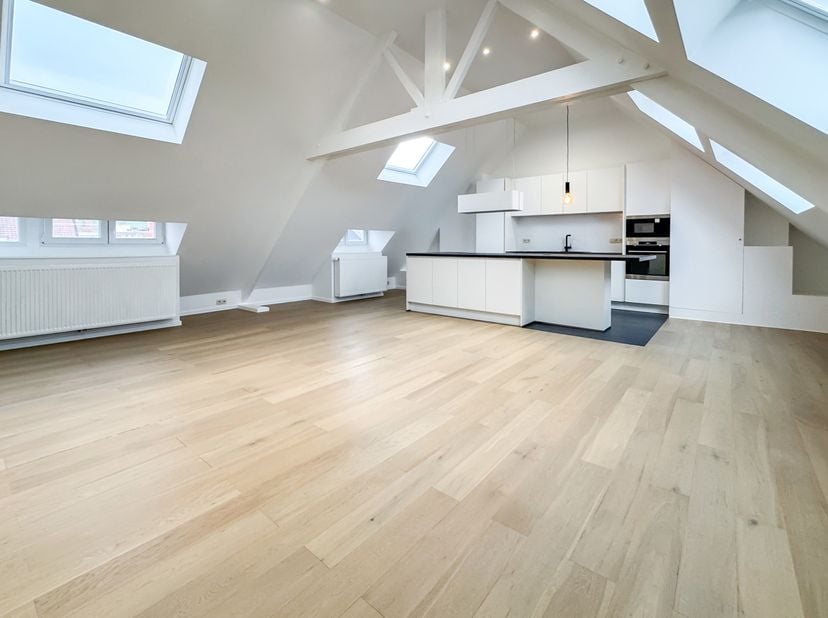 UKKEL - Ideaal gelegen in het hart van Fort Jaco, vlak bij winkels en openbaar vervoer, charmant APPARTEMENT (2slpk/1bur/2bdk) in omgekeerde duplex op