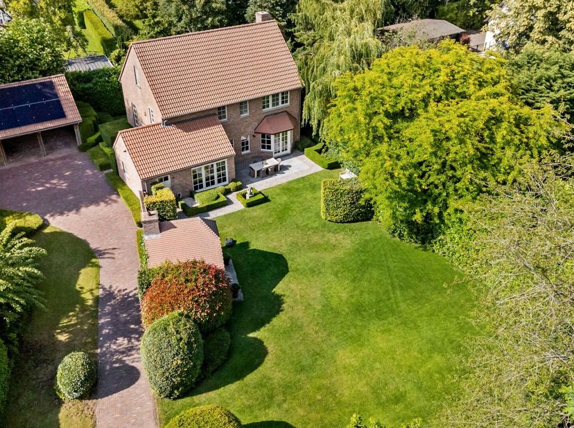 Aan het einde van een doodlopende straat, bevindt zich deze bijzonder verzorgde villa op een mooi aangelegd perceel van ca. 2.000 m². De woning omvat