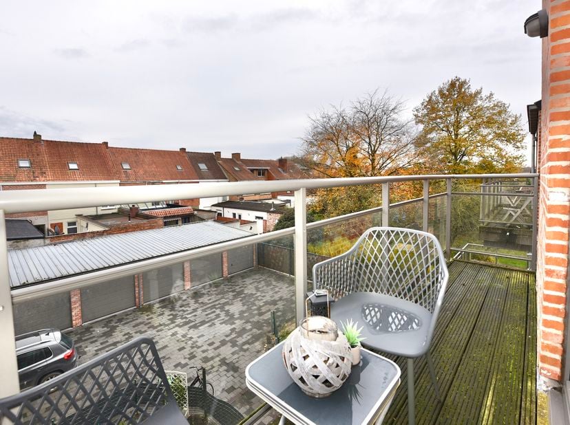 Op zoek naar een instapklaar appartement in een rustige en groene omgeving op 3 min van de markt van Eeklo? Dan zal dit appartement, voorzien van alle