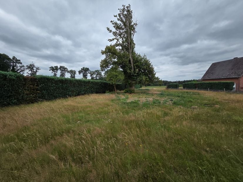 U zoekt een mooi perceel voor het bouwen van uw droomwoning in een groene omgeving? Deze bouwgrond van 750m² (lot 2A + 2B), geschikt voor open bebouwi