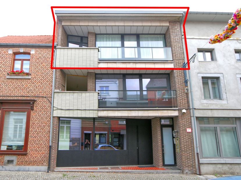 ZEER RUIM APPARTEMENT met 2 tot 3 slaapkamers, rustig gelegen in het midden van de stad, alles op wandelafstand. <br />
OOK IDEAAL ALS INVESTERING, mo