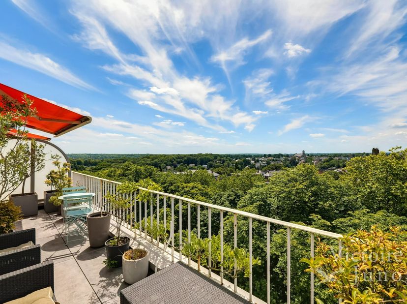 Victoire-Junot heeft het genoegen u een penthouse op de 8ste verdieping voor te stellen, gelegen op de prestigieuze Tervuerenlaan. Het heeft een opper