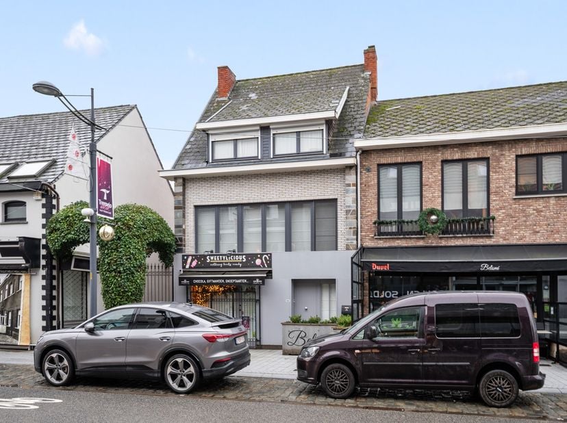 Midden in het bruisende hart van Tremelo vindt u dit mooie handelspand met woonst. Vlakbij andere kleinhandelaars, openbaar vervoer en scholen.<br />