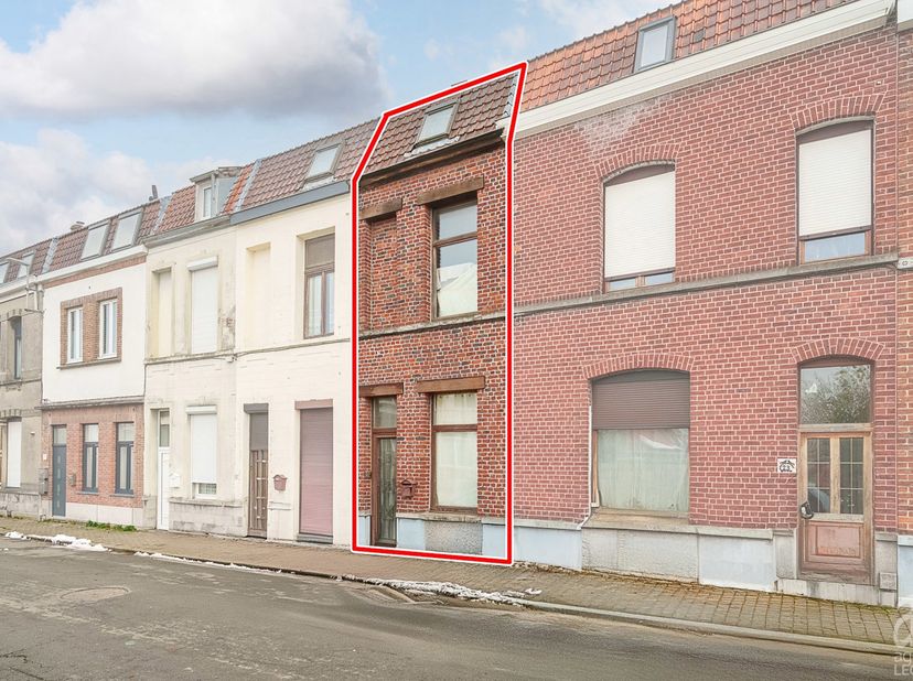 Idéalement située à proximité de toutes les commodités, lAgence Leclercq vous propose cette maison à rénover offrant de belles possibilités daménageme