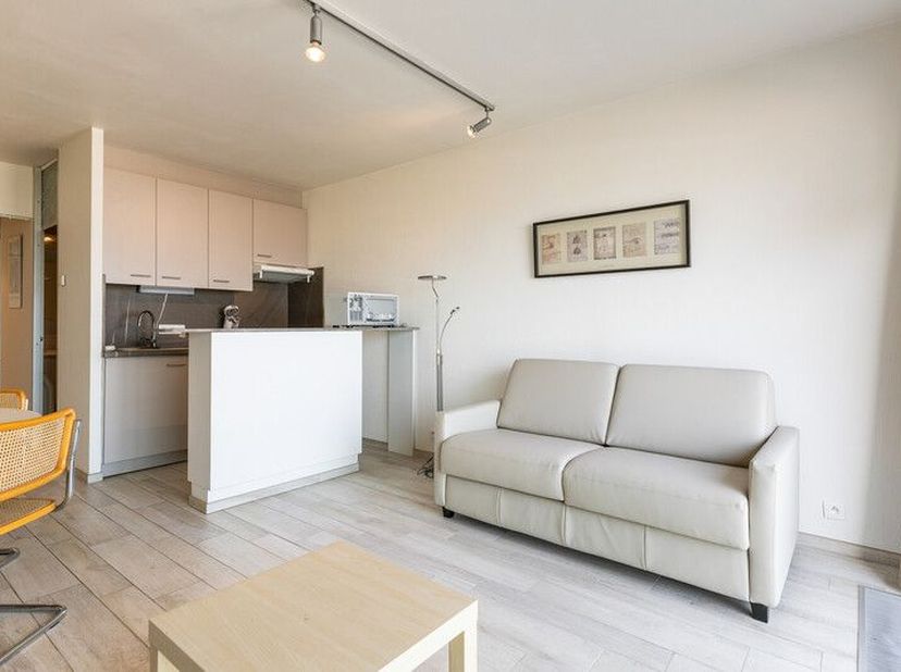 Nieuport : Studio prêt à emménager avec coin nuit et vue sur mer Situé au centre de Nieuport-Bains, près de la digue et dans la rue commerçante, au 2è