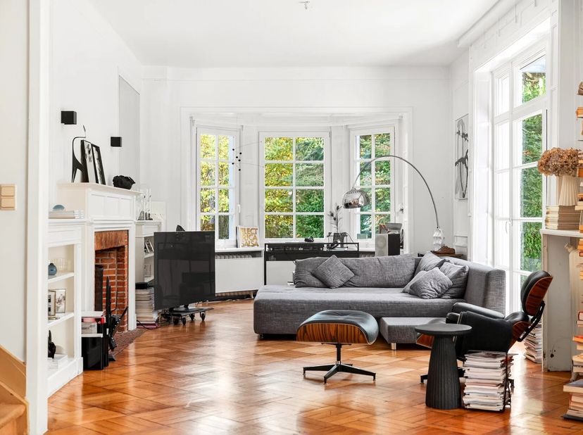 Victoire-Junot heeft het genoegen u deze elegante te renoveren villa aan te bieden, ideaal gelegen in het hart van de prestigieuze wijk Prins van Oran