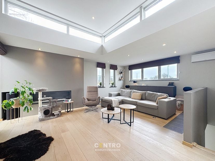 Op een zeer idyllische ligging te Oostende ligt dit deze perfect instapklare woning, met handelsruimte en ruime parking met UITZICHT over het water!<b