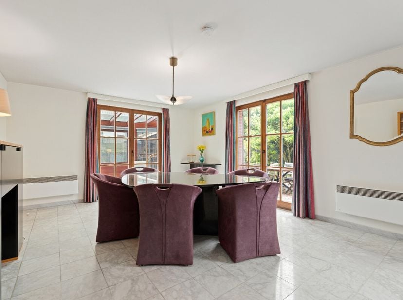 Ontdek deze prachtige, rustig gelegen villa die comfort en ruimte moeiteloos combineert. De woning beschikt over drie volwaardige en ruime slaapkamers