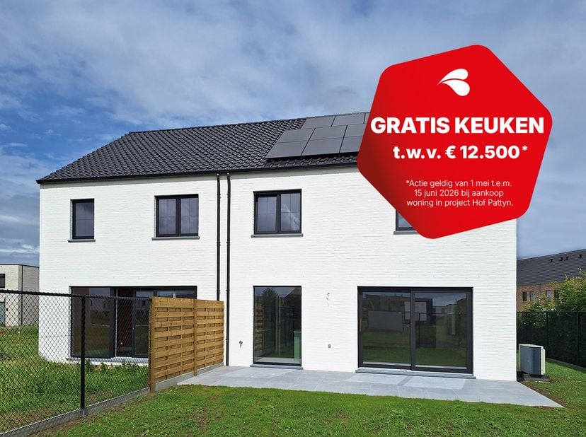 Deze landelijke halfopen woning combineert een tijdloze uitstraling met hedendaags wooncomfort. De lichtrijke leefruimte met open keuken vormt het har