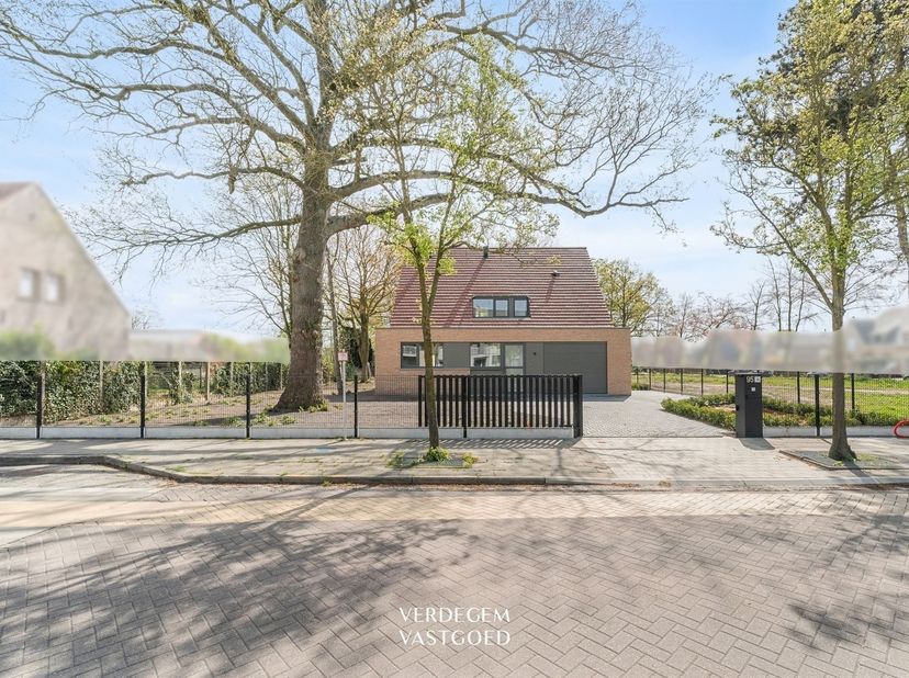 Uiterst energiezuinige en instapklare woning met prachtige bomen in de tuin<br />
Je betreedt deze nieuwe woning via een mooie steel look deur en wor