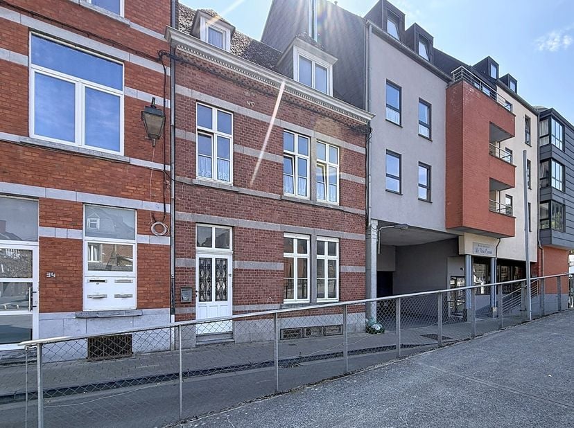 Charmante rijwoning, ideaal gelegen in het centrum van Dinant, in de onmiddellijke nabijheid van alle voorzieningen.<br />
Deze woning zal u bekoren d